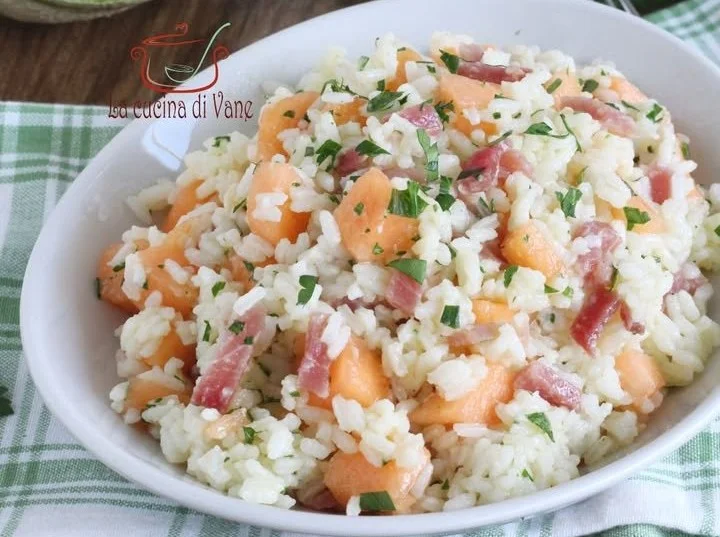 Riso freddo con speck e melone servito in un piatto estivo