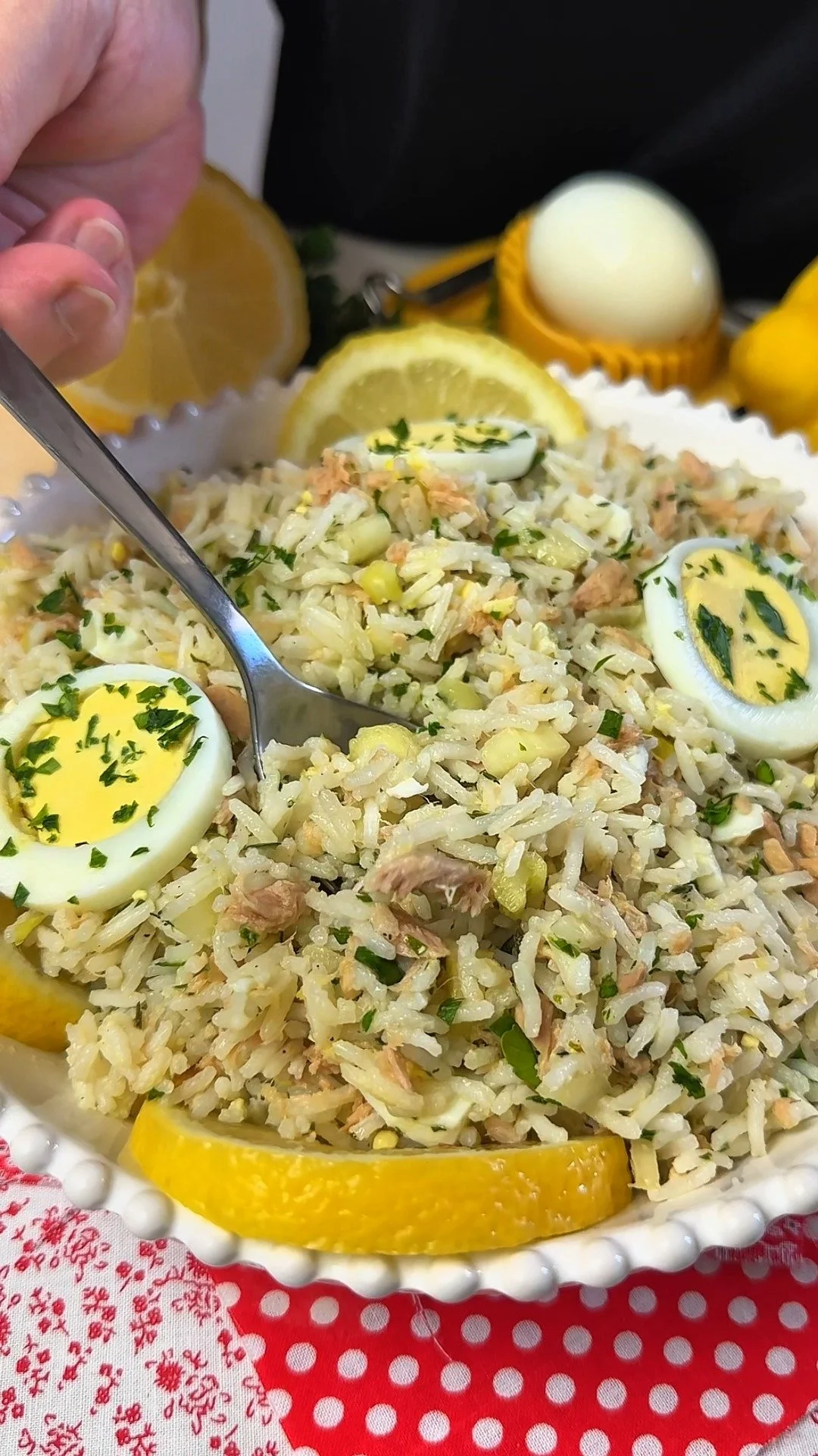 Riso freddo con tonno e limone, piatto estivo fresco e veloce