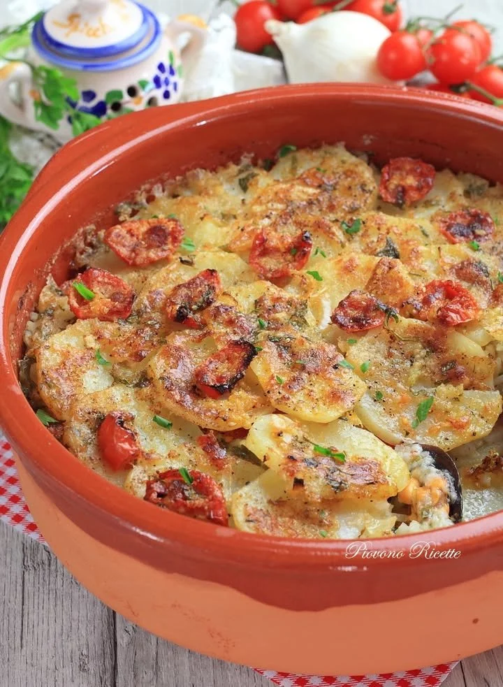 Piatto di riso patate e cozze servito in un piatto tradizionale italiano.