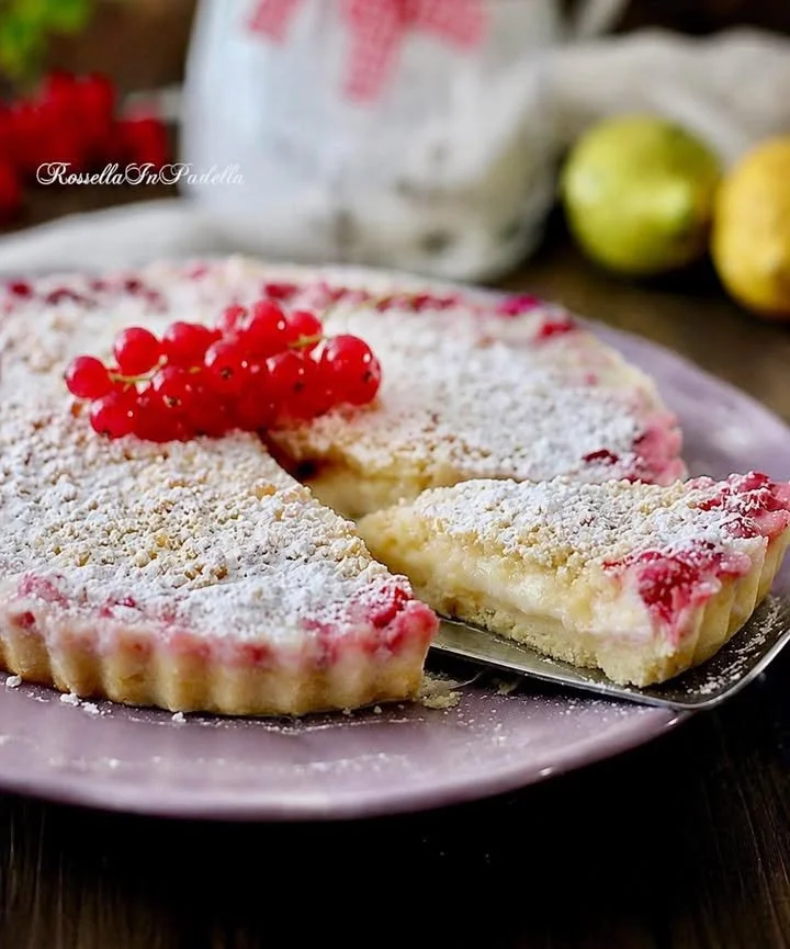 Sbriciolata senza cottura con crema al limone, dolce fresco e goloso.
