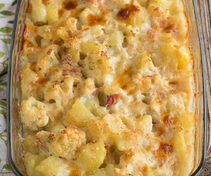 Sformato di Patate e Cavolfiore appena sfornato, ricco di sapore e cremosità.