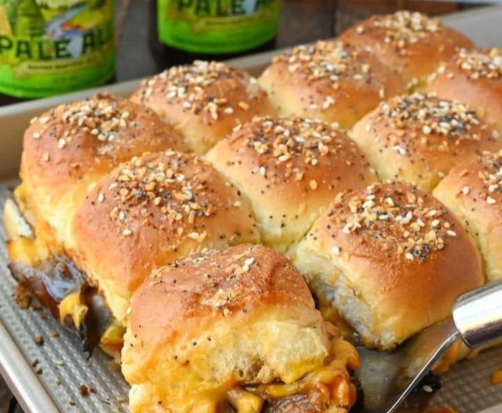 Slider di roast beef e cheddar su un piatto rustico