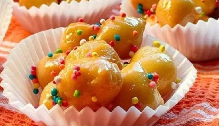 Deliziosi Struffoli, dolci tradizionali italiani ricoperti di miele e confettini colorati