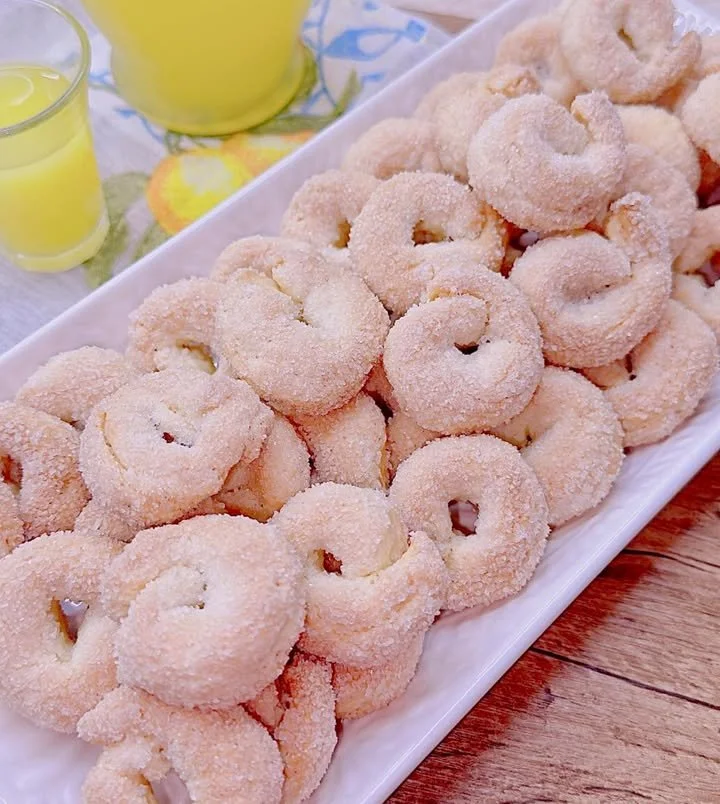 Taralli al Limoncello, snack croccante al limone tipico della tradizione italiana.