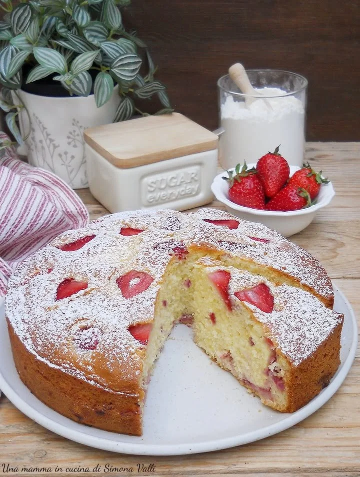 Torta allo yogurt e fragole con decorazione fresca e accattivante