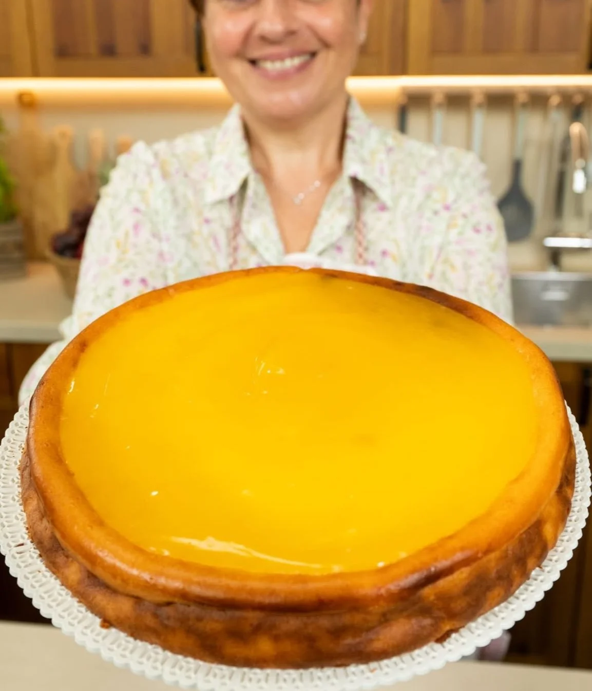 Torta cremosa al limone decorata con fette di limone fresche