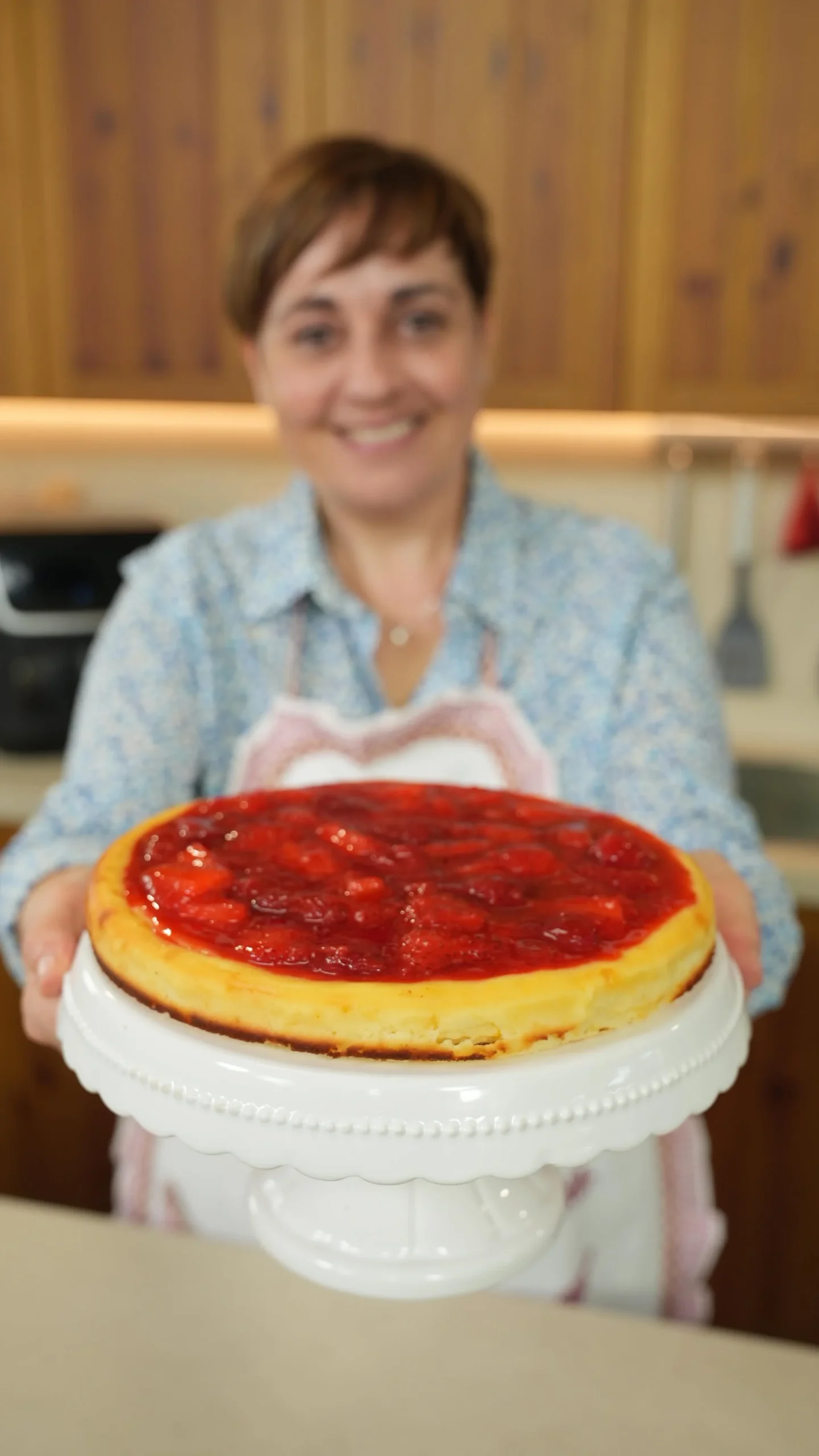 Torta cremosa di ricotta e fragole, dolce fresco e delizioso