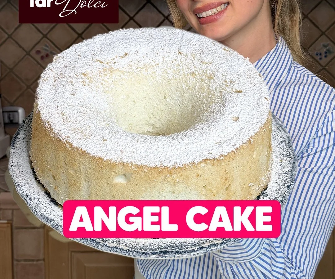 Torta degli Angeli soffice e leggera su un piatto decorato