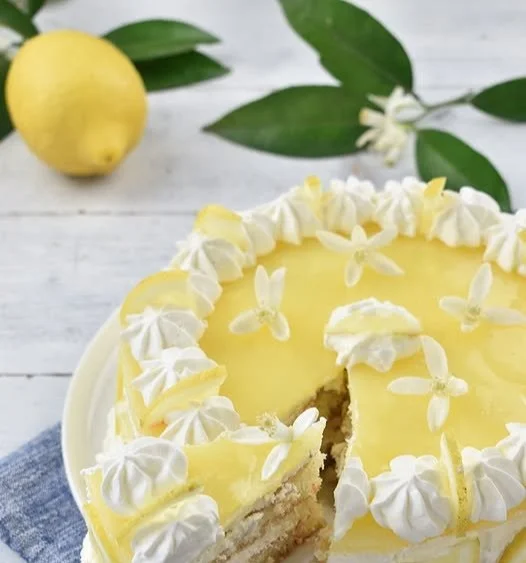 Torta fredda al limone senza cottura e gelatina, dessert fresco e delizioso.