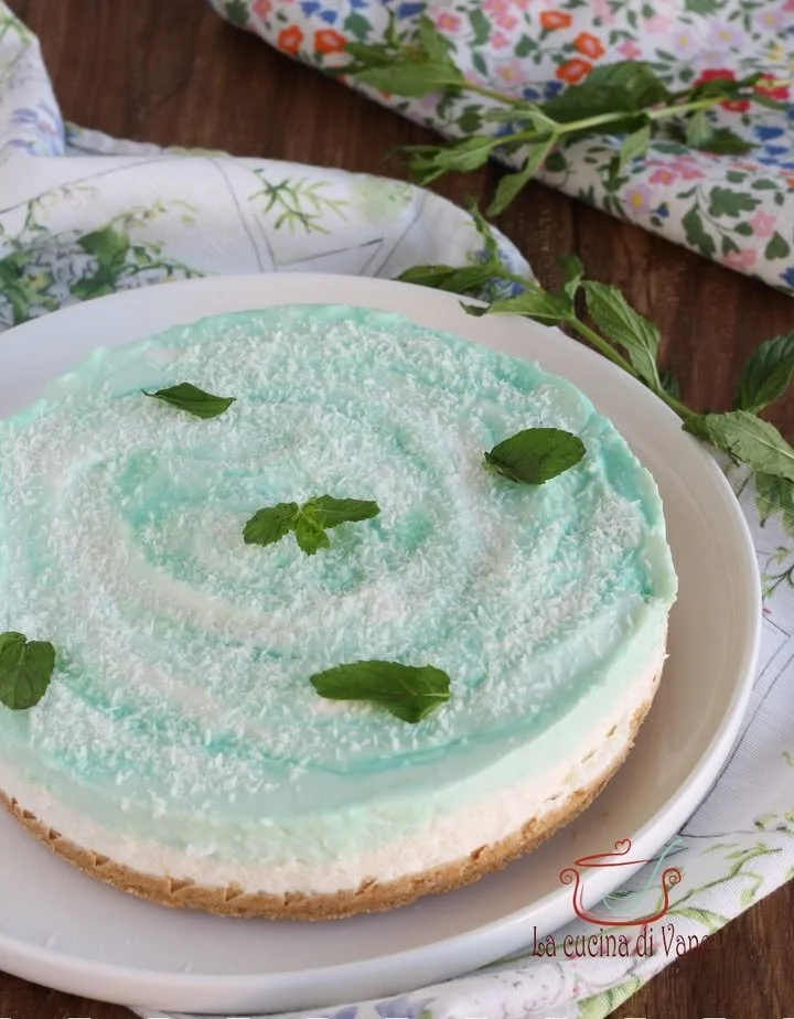 Torta fredda cocco e menta decorata con foglie di menta fresca