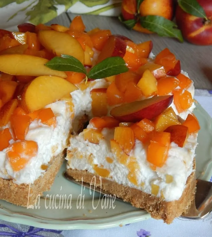 Torta fredda pesche ricotta e mascarpone decorata con fette di pesca
