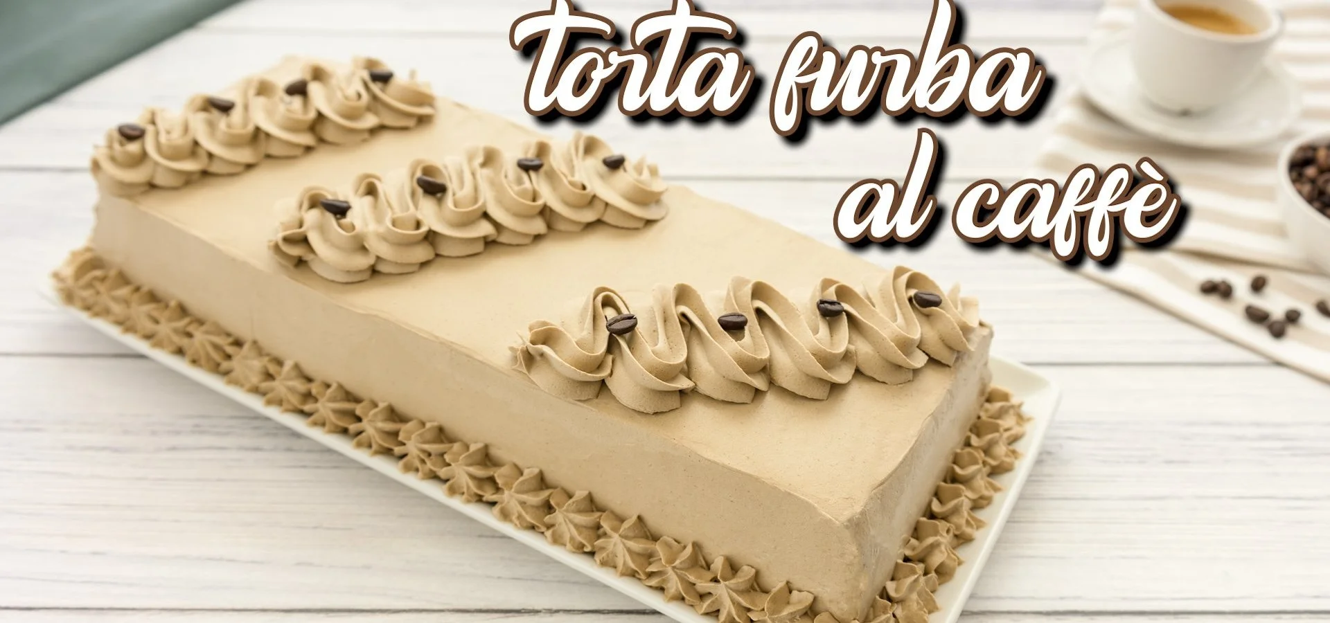 Torta furba al caffè decorata con chicchi di caffè