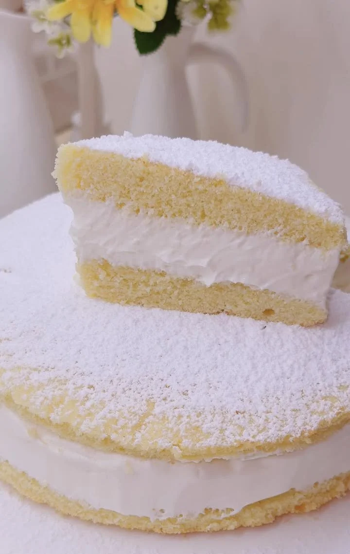 Torta Kinder Paradiso con strati di crema e cioccolato al latte