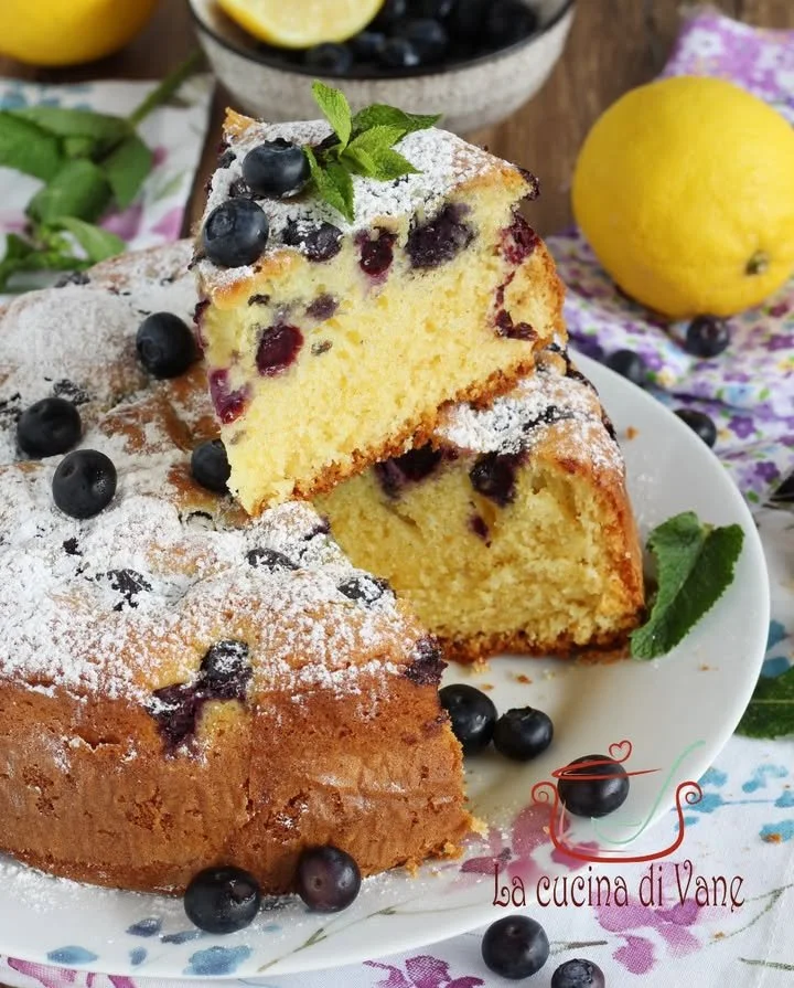 Torta limone e mirtilli, dessert fresco e profumato