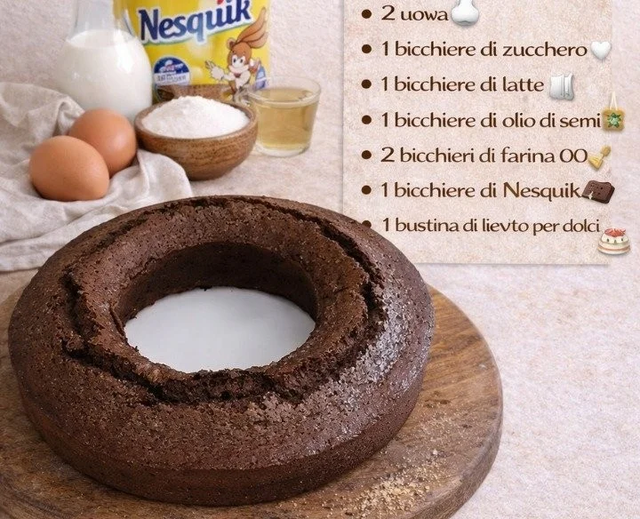 Torta Nesquik al Bicchiere servita in un bicchiere con decorazioni cioccolatose.