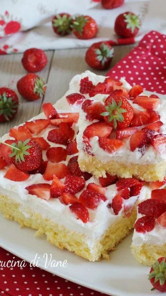 Torta panna e fragole: un dolce fresco e cremoso per ogni celebrazione.