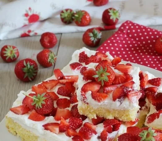 Torta panna e fragole velocissima e gustosa per dessert estivo