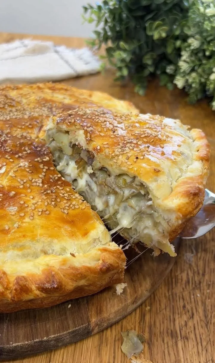 Torta salata ai carciofi, un piatto tradizionale italiano delizioso