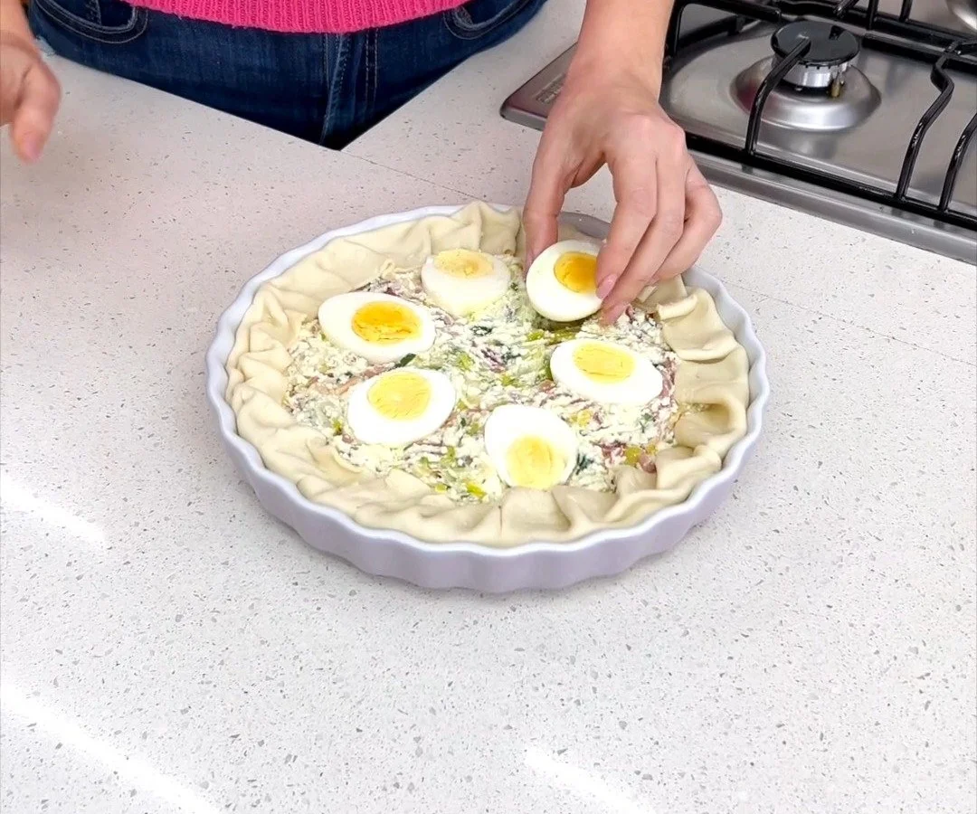 Torta Salata di Pasqua preparata con ingredienti freschi e ingredienti tipici italiani