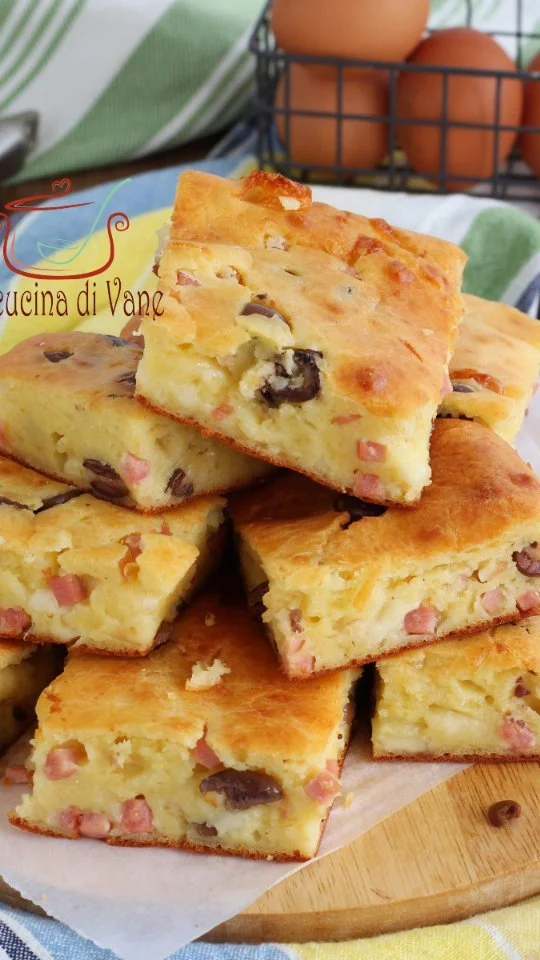 Torta Sette Vasetti Salata allo Yogurt pronta da servire.