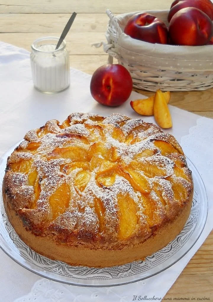 Torta soffice di pesche fresca e profumata, perfetta per dessert.