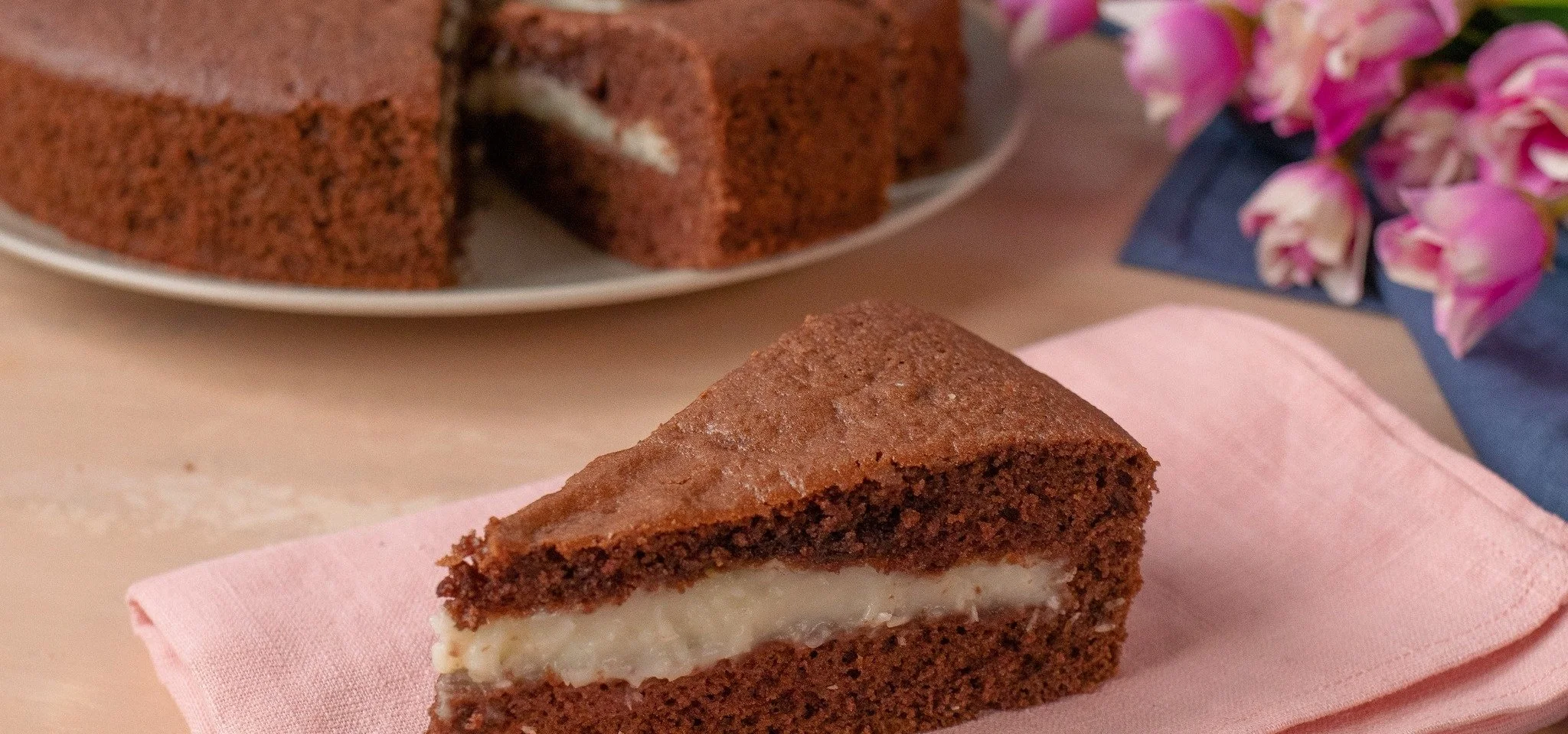 Torta versata al cioccolato e cocco, un dolce semplice e ricco di sapore.
