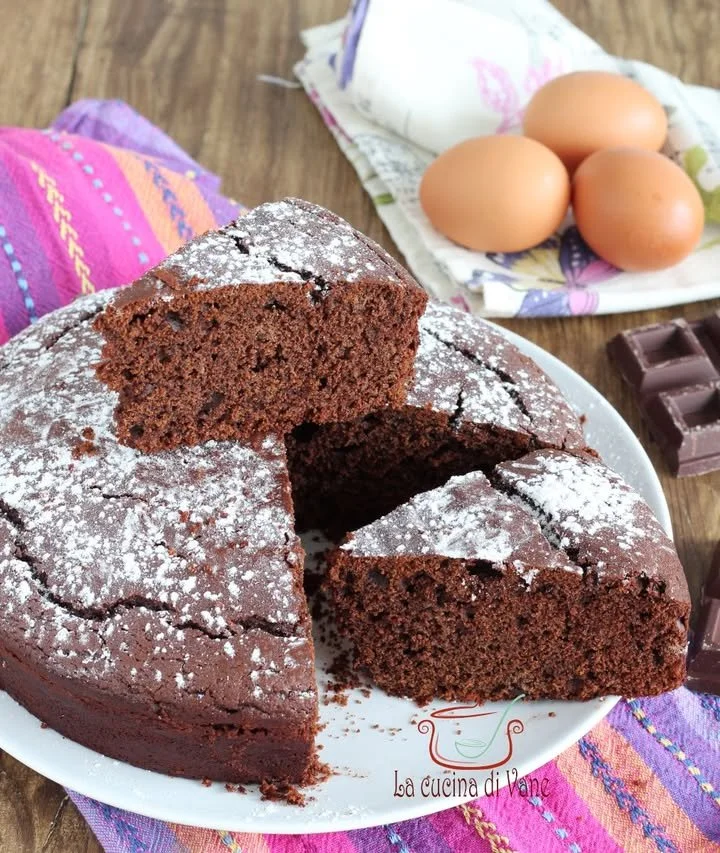 Torta yogurt greco e cioccolato decorata su un piatto.