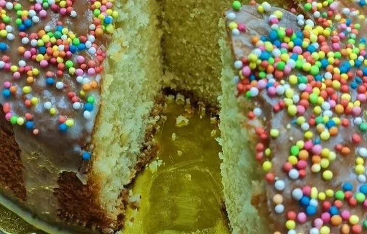 Tortano Dolce di Pasqua, un dolce tradizionale italiano con ripieno gustoso.