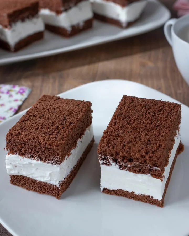 Tortine al latte appena sfornate con crema e decorazioni dolci.