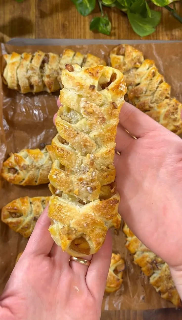 Treccine mele e noci, dolce fatto in casa con ingredienti freschi.