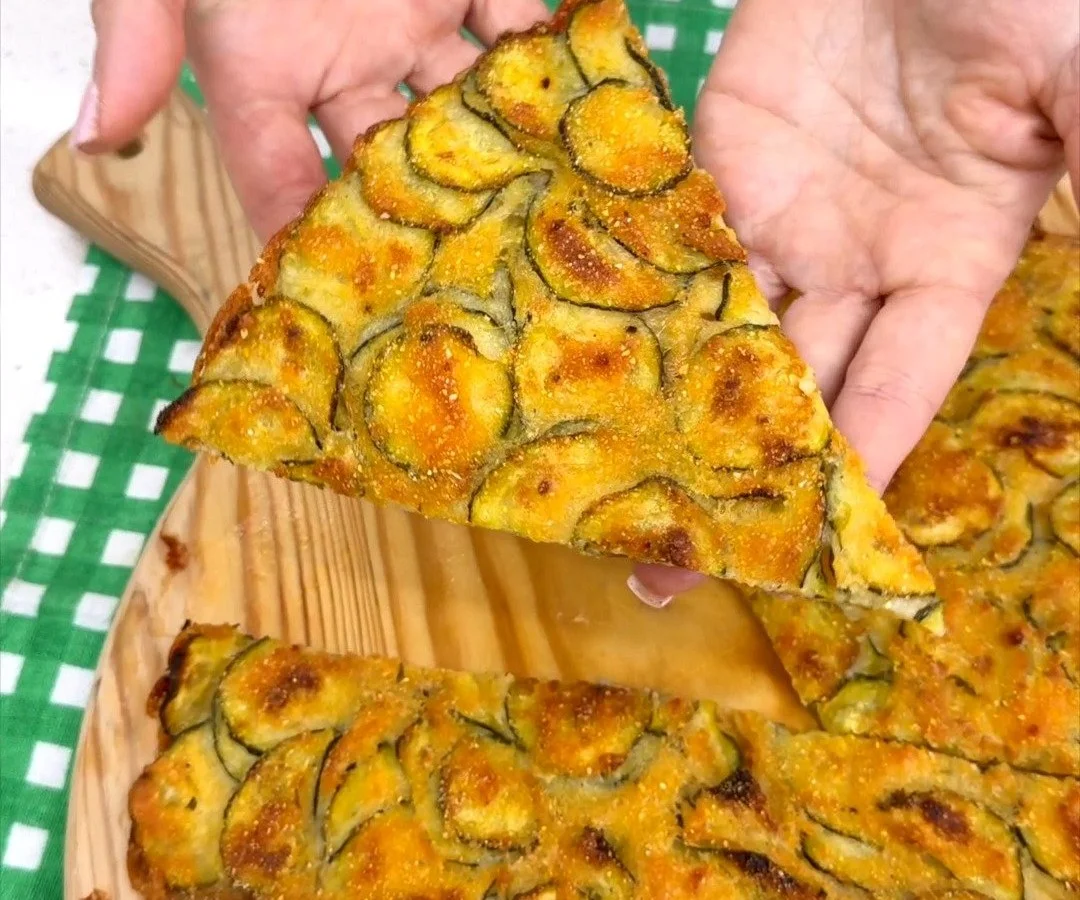 Un piatto colorato con zucchine fresche e ingredienti salutari.