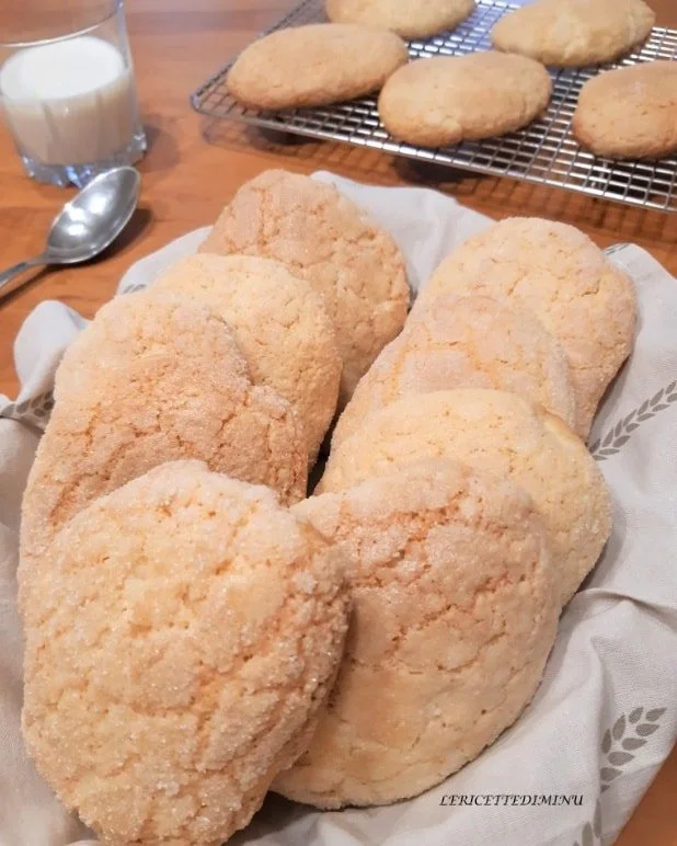 Biscotti al latte da inzuppo su un piatto decorativo