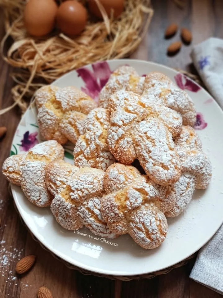 Biscotti Colombine alle Mandorle freschi e deliziosi su un tavolo.