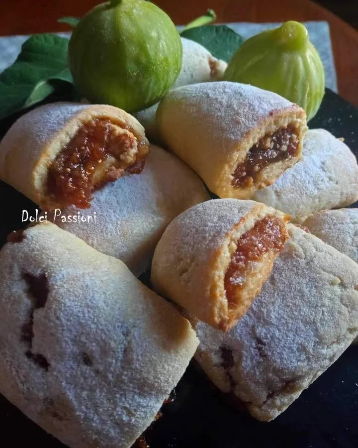 Biscotti Settembrini con fichi freschi e mandorle appena sfornati