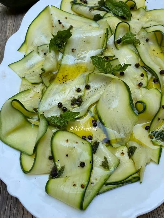 Carpaccio di zucchine fresco e colorato servito su un piatto elegante.