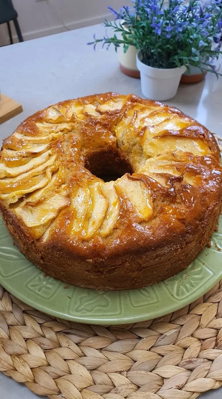 Deliziosa ciambella alle mele appena sfornata, morbida e profumata.
