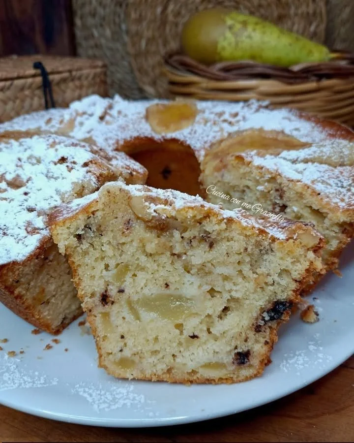 Ciambella alle pere con noci e cioccolato, un dolce soffice e goloso.