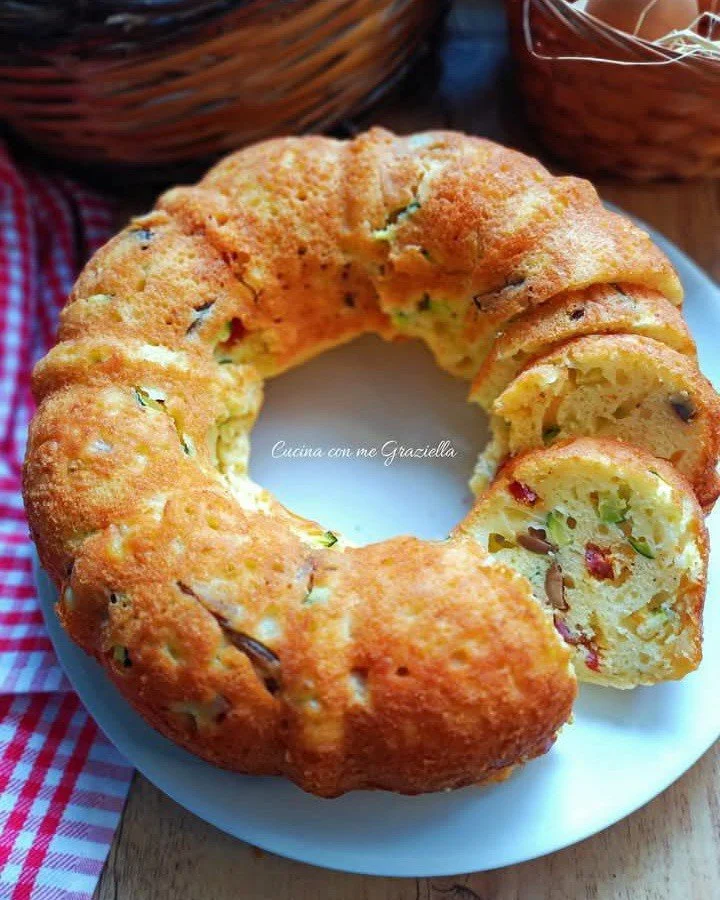 Ciambella salata farcita con ingredienti freschi e colorati