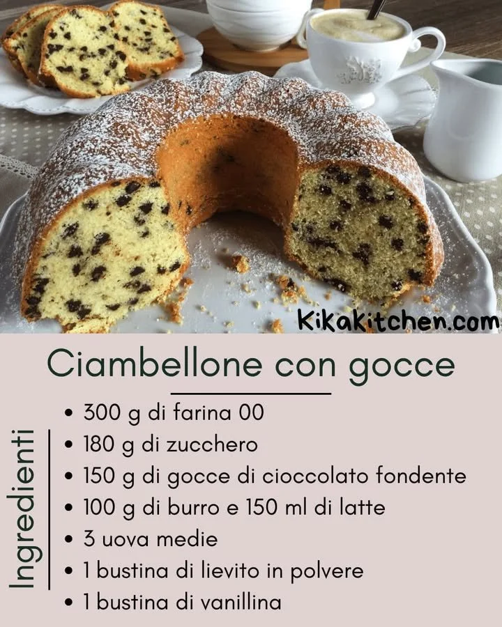 Ciambellone al cioccolato fondente su un piatto con decorazione di cioccolato