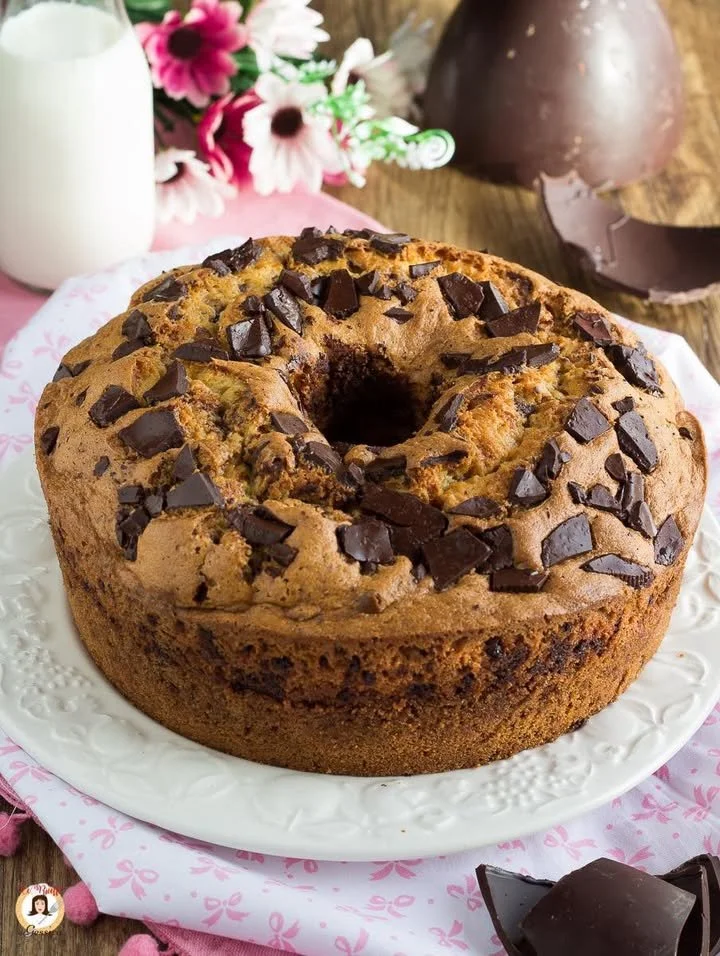 Ciambellone con Uova di Pasqua decorato con cioccolato e glassa colorata
