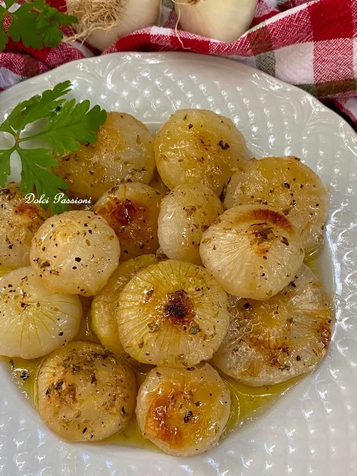 Cipolle bianche in agrodolce al forno alla pugliese pronte per essere servite