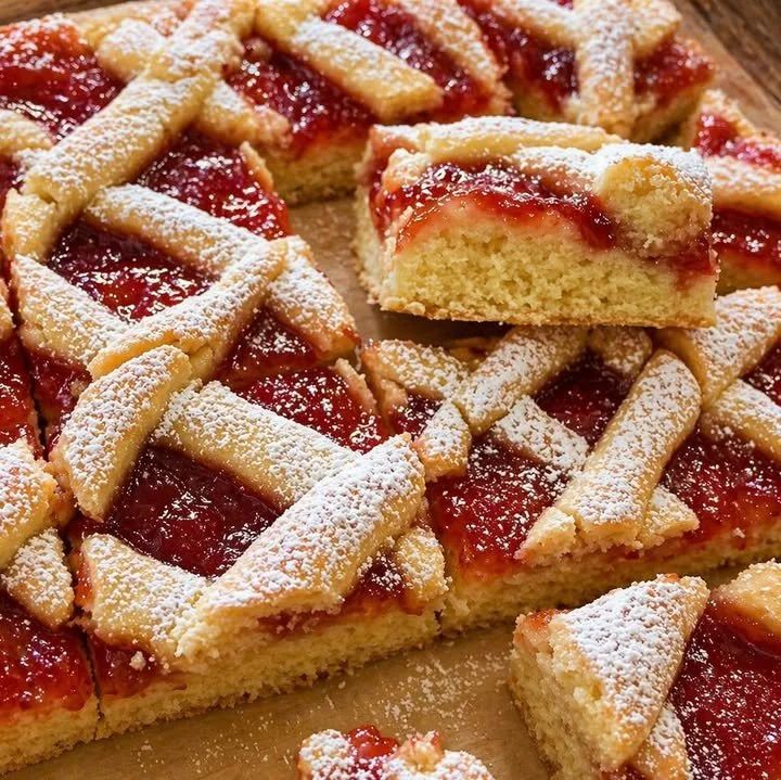 Crostata alla fragola con fragole fresche su una base di pasta frolla