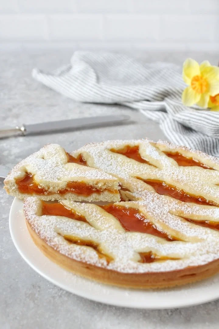Fetta di Crostata con Frolla Morbida e frutta fresca decorativa