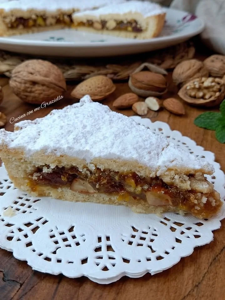Crostata delle Monache con marmellata e pasta frolla, dolce tradizionale italiano