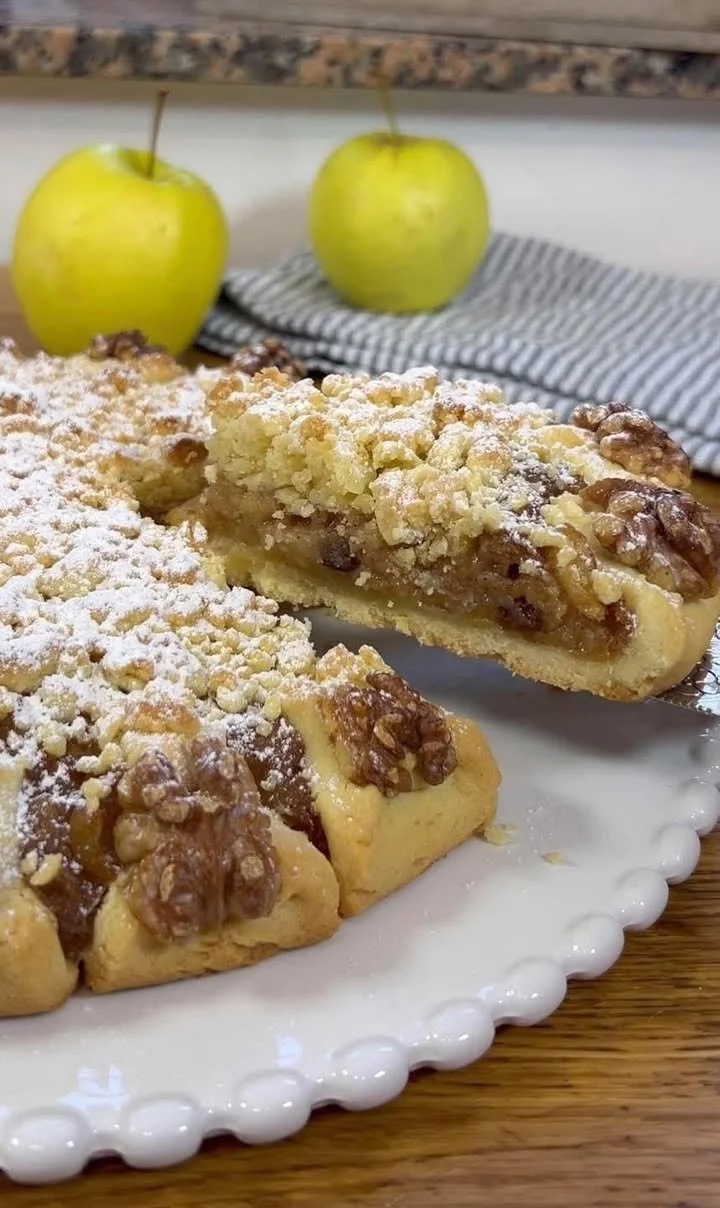 Crostata di Mele con Noci e Cannella su un piatto rustico