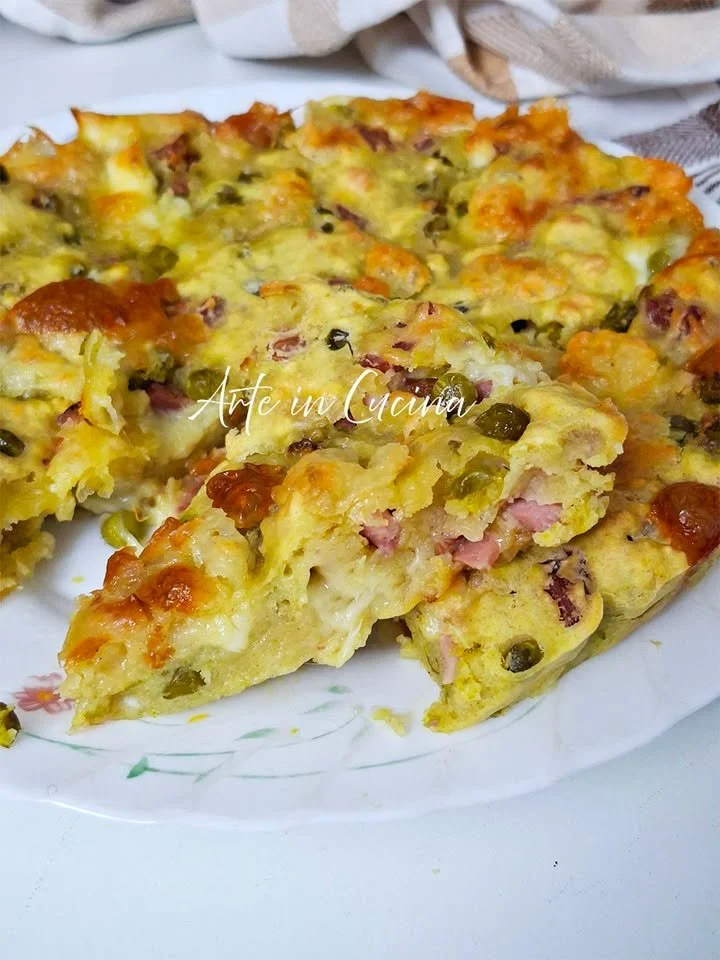Crostata di Pasqua Salata con ingredienti freschi e decorazioni pasquali