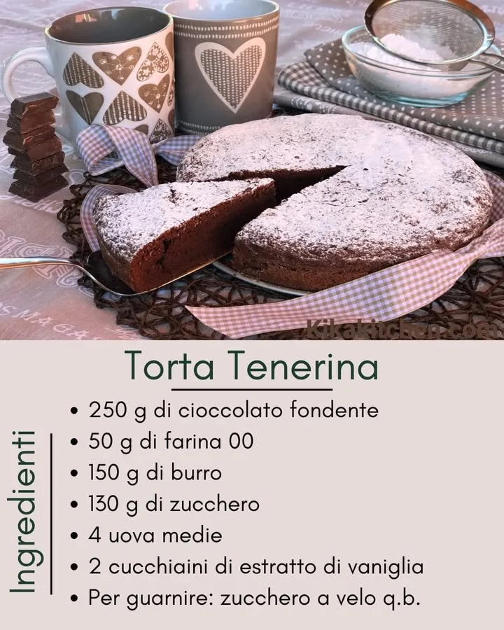 Fetta di torta tenerina al cioccolato su piatto bianco