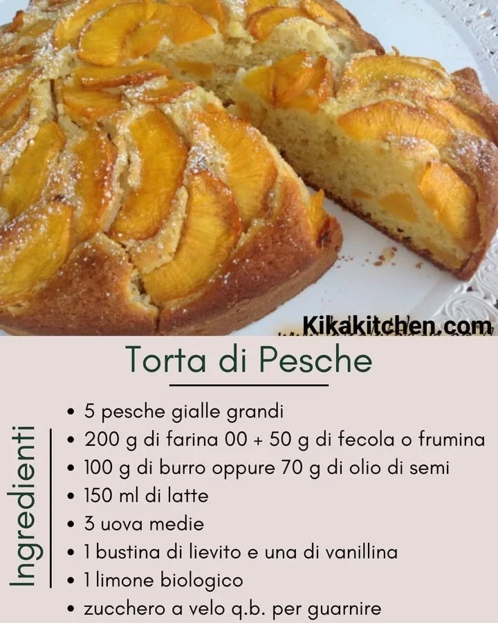 Fetta di torta di pesche appena sfornata su un piatto elegante