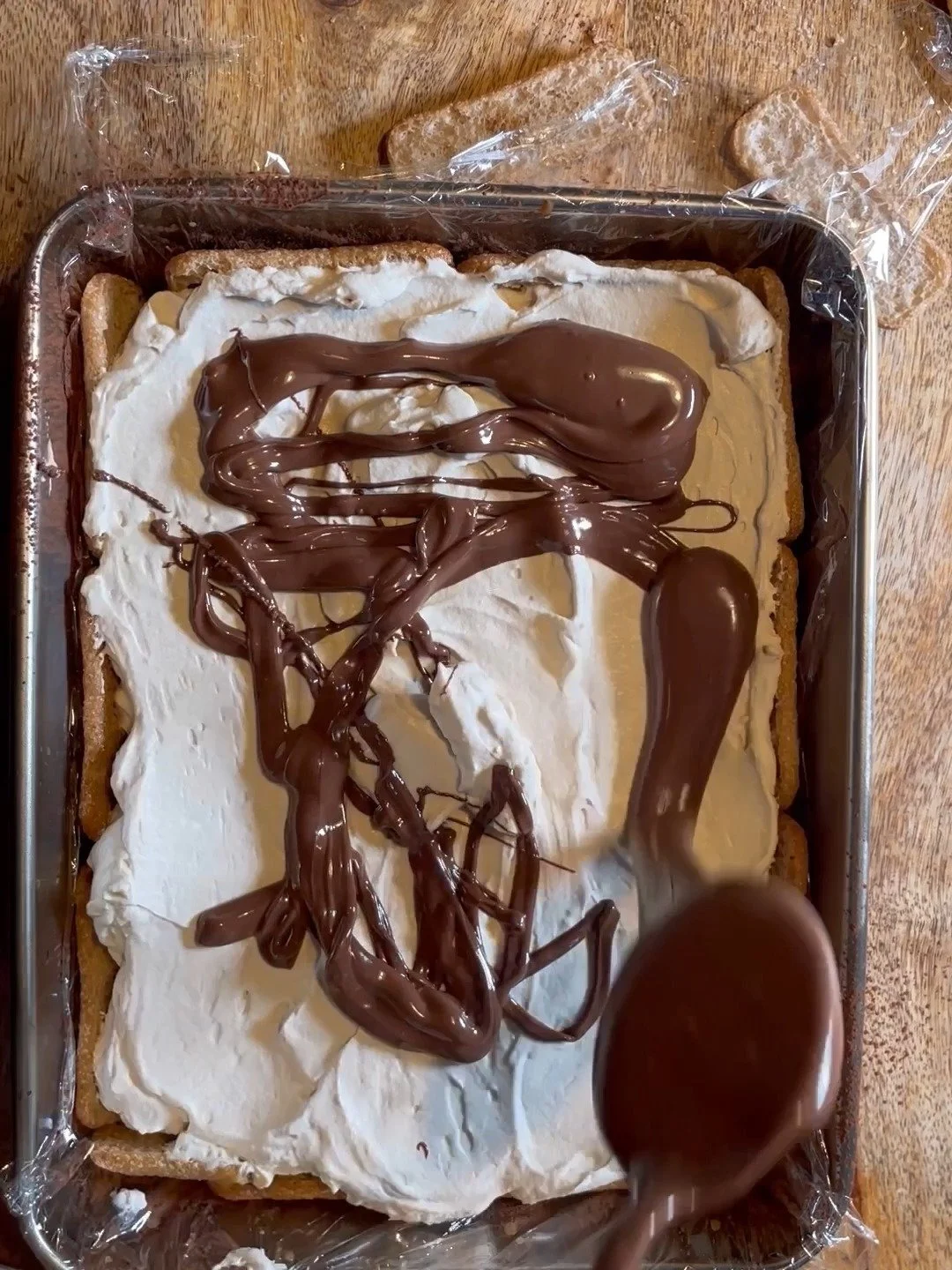 Dolce cremoso con pavesini, caffè e Nutella, dessert goloso e facile da preparare.