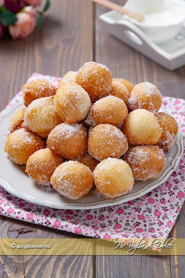 Frittelle allo Yogurt appena cotte, morbide e dorate.